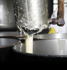 Adhesive pouring into a barrel